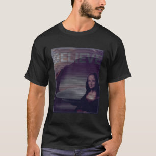 Camiseta Mona Lisa em frente ao OVNI