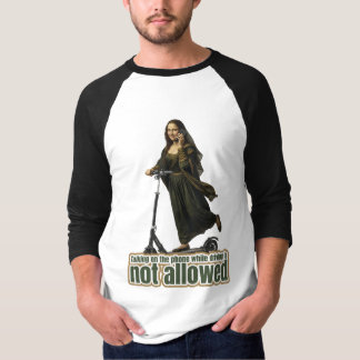 Camiseta Mona Lisa on the phone riding a kick scooter