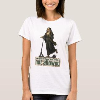Camiseta Mona Lisa on the phone riding a kick scooter