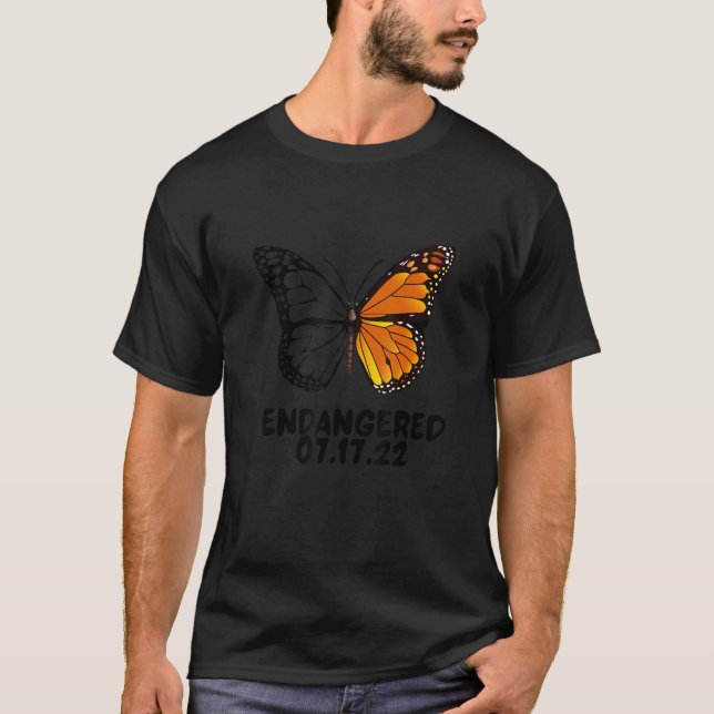 Camiseta Monarch Butterfly Is Now Endangered What Can You D (Frente)