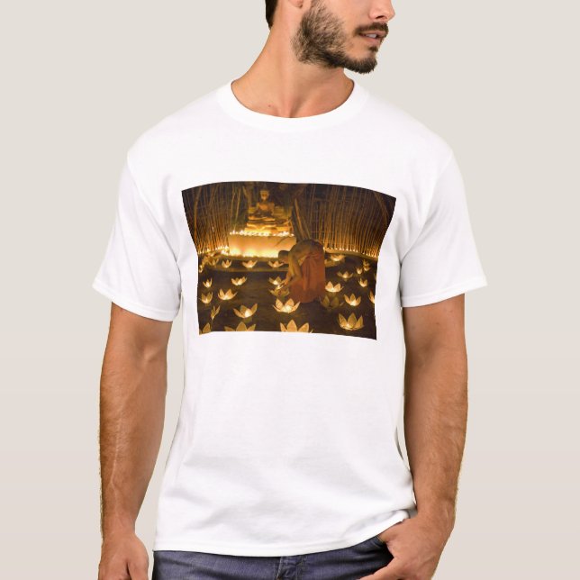 Camiseta Monges acendendo velas e lanternas khom loy para (Frente)