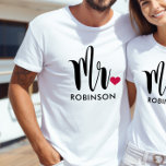 Camiseta Monograma de Casamento Personalizado do Script Mod<br><div class="desc">O design de camisa personalizado com na moda moderno e sotaque cardíaco vermelho pode ser personalizado com o sobrenome do noivo. Faz um presente de casamento excelente para a lua de mel!</div>