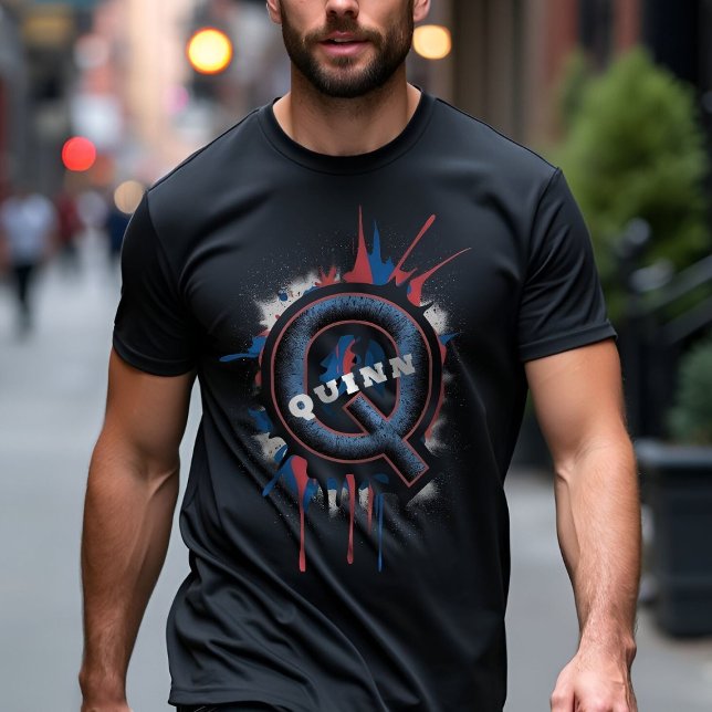 Camiseta Monograma de Pintura de Spray 'Q': Urbano Personal (Criador carregado)