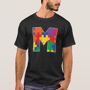 Camiseta Monograma M em Peças de Puzzle Multicoloridas