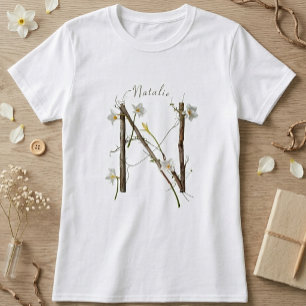 Camiseta Monograma Minimalista N: Flores e Folhas Delicadas