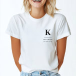 Camiseta Monograma Moderno Mínimo Preto e Branco<br><div class="desc">Design vertical minimalista em estilo elegante em monograma inicial monocromático preto e branco e grande tipográfico. O texto pode ser facilmente personalizado para um design tão exclusivo quanto você!</div>