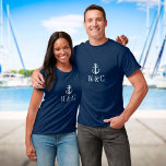 Camiseta Monograma Personalizado Ancoragem Náutica de Barco<br><div class="desc">Um design náutico na moda com ancoragem e corda de barco,  iniciais monográficas personalizadas e faixas de marinho azul e branco. Projetado por Thisnotme©</div>