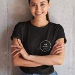 Camiseta Monograma Preto Mínimo Simples<br><div class="desc">Um design na moda personalizado simples com tipografia moderna. O texto, incluindo o seu monograma, pode ser facilmente personalizado para fazer um design tão único quanto você! A tendência perfeita para o design de ponta-ponta para uso pessoal ou profissional!</div>