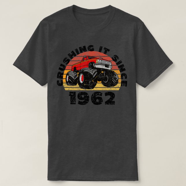 Camiseta Monster Truck Driver Crushing It Since 1962 Birthd (Frente do Design)