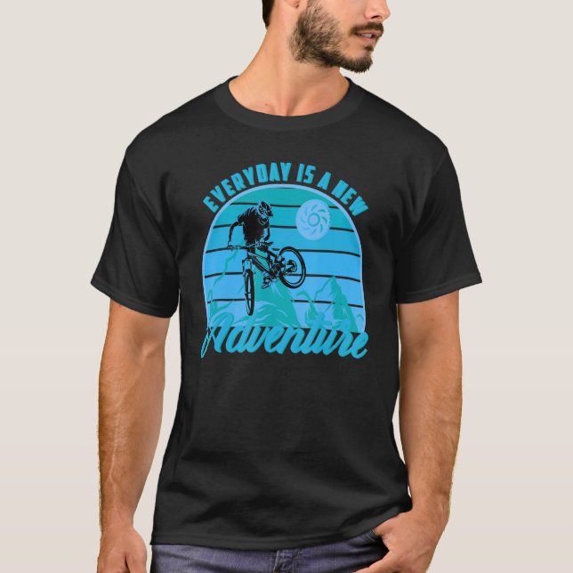 Camiseta Montanha - Bicicleta Nunca Se Torna Mais Fácil De  (Frente)