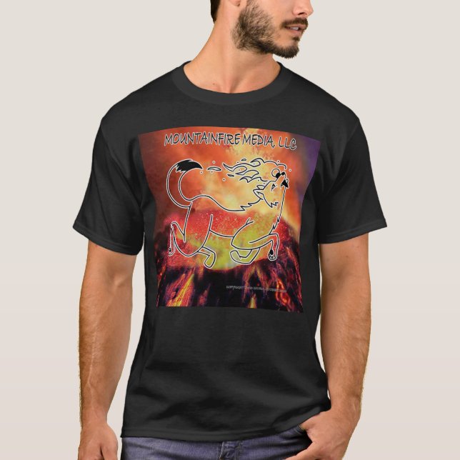 Camiseta Montanha Fogo Coyote Pulando Sobre O Vulcão (Frente)