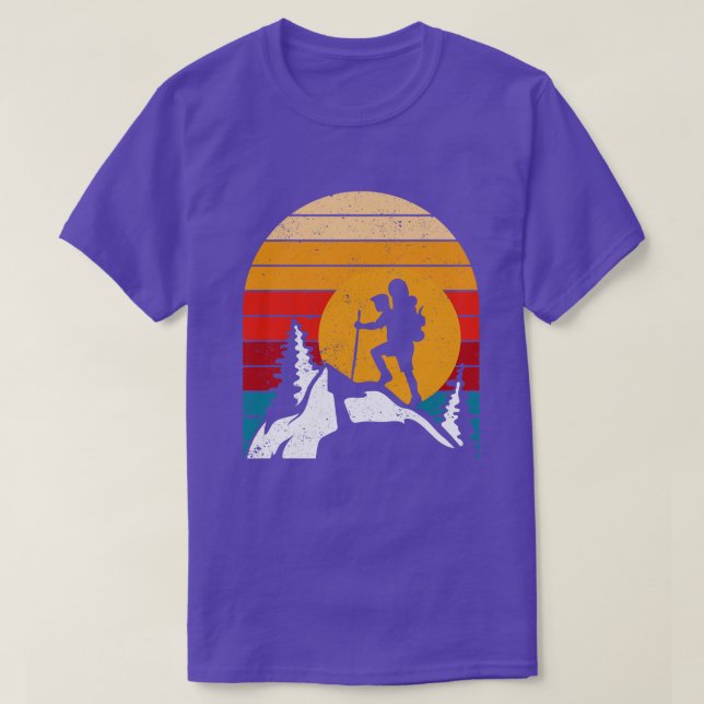 Camiseta Montanha Hike Retro Sunset Hiker Exterior (Frente do Design)