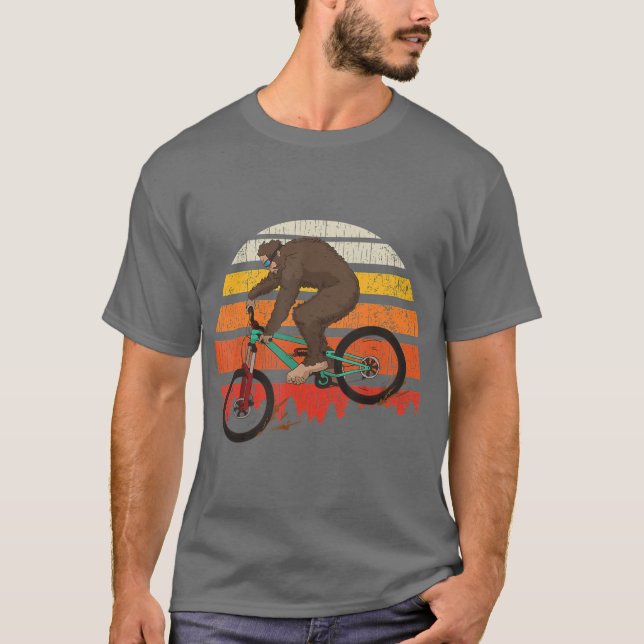 Camiseta Montanha Retro Biking MTB Funny Bigfoot (Frente)