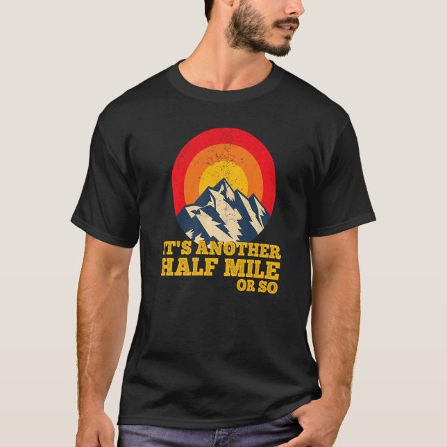 Camiseta Montanhas Andando Hiker É outra meia milha ou (Frente)