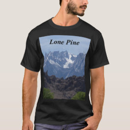 Camiseta Montanhas com capa de neve de pinheiro solitário