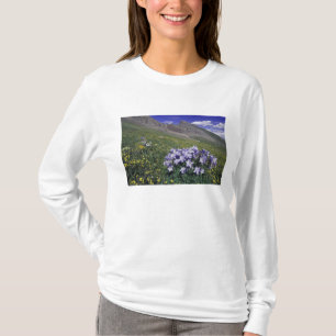 Camiseta Montanhas e flores silvestres em prado alpino, Azu