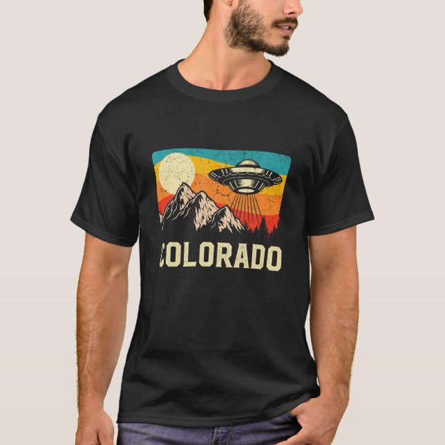 Camiseta Montanhas Espaciais da Alienígena OFO do Colorado  (Frente)