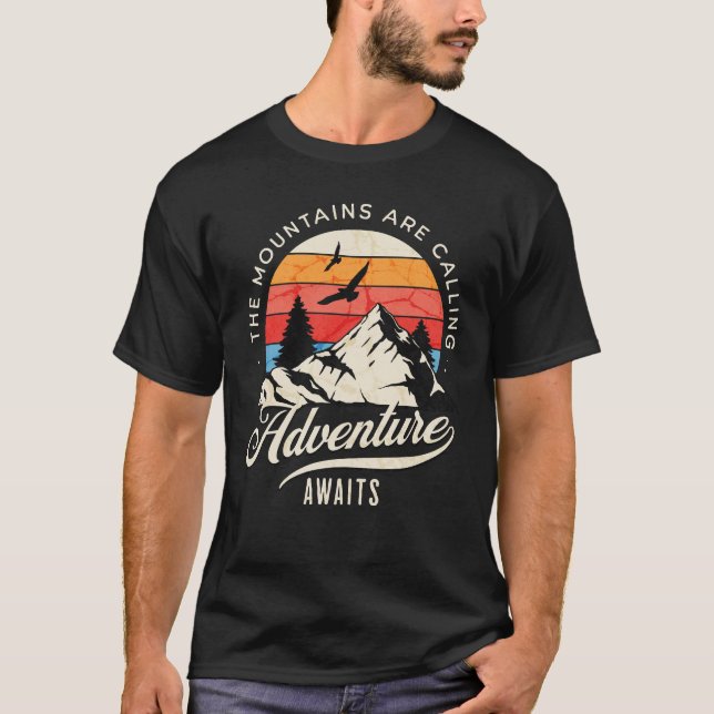 Camiseta Montanhas Estão Chamando Aventura Aguardadora (Frente)
