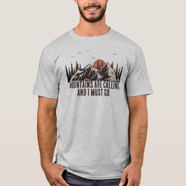 Camiseta Montanhas Estão Chamando Eu Preciso Ir Caminhando  (Frente)