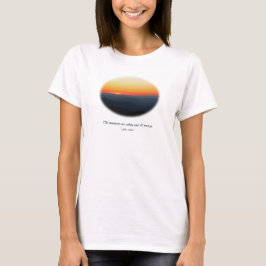 Camiseta Montanhas que chamam/Oval por do sol dos