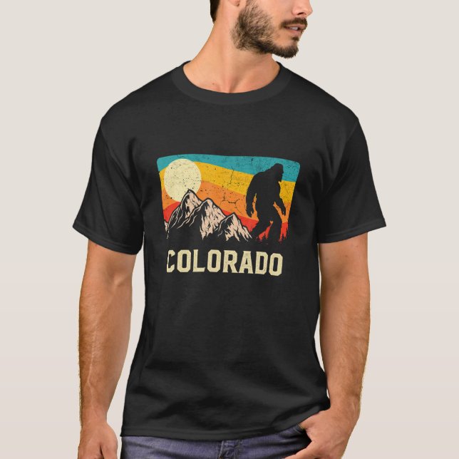 Camiseta Montanhas Sasquatch do Colorado Bigfoot Retro Hiki (Frente)
