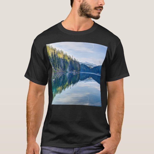 Camiseta Montanhas Sobre O Lago Glassy (Frente)