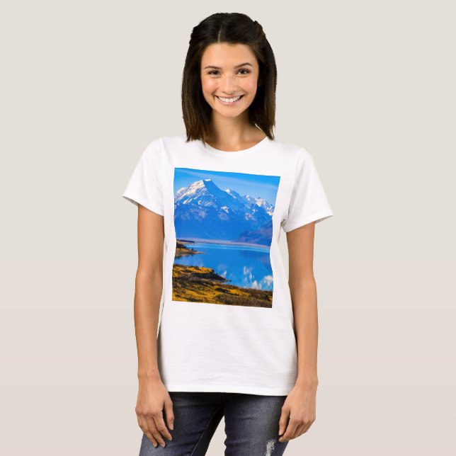 Camiseta Monte Cook sobre o lago Pukaki, NZ (Frente Completa)