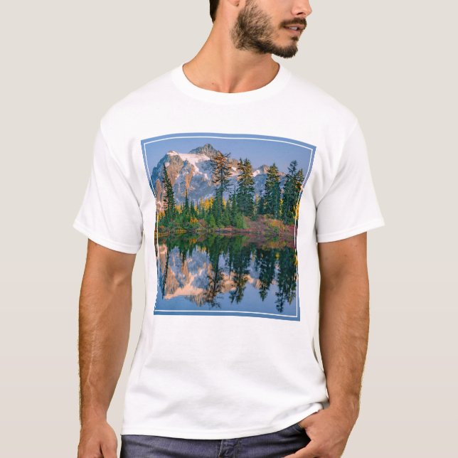 Camiseta Monte Shuksan refletido no Reflection Lake (Frente)