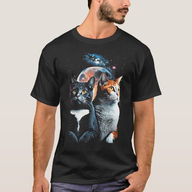 Camiseta Moonlit Whiskers A Mystical Encounter of Two Cats (Frente)