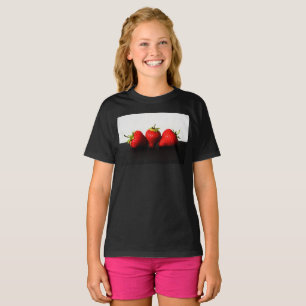 Camiseta Morangos Em Branco Sobre Gcm Preto