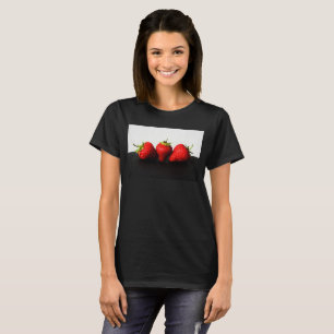Camiseta Morangos Em Branco Sobre Mulheres Negras