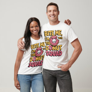 Camiseta Morda-me Estou com a Rosquinha Engraçado da Rosqui
