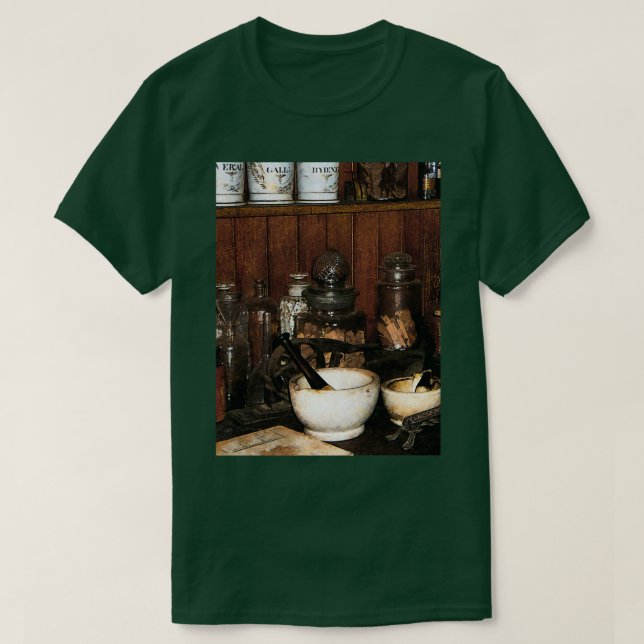 Camiseta Mortar and Pestle in Drug Store 1 (Frente do Design)