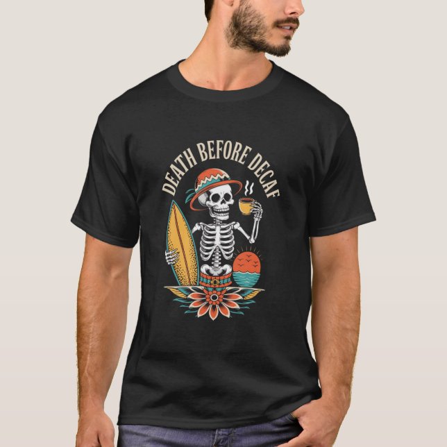 Camiseta Morte Antes do Descafeinado – Esqueleto Amante de  (Frente)