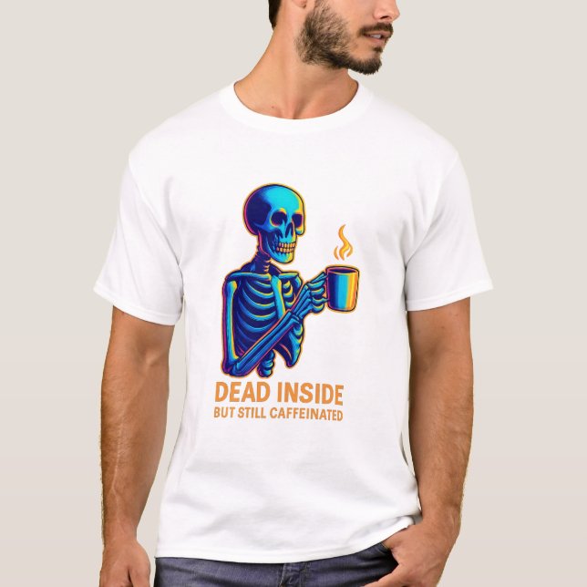 Camiseta Morto por Dentro, Mas Ainda Cafeinado – Humor Negr (Frente)