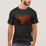 Camiseta Moshe's Menorah<br><div class="desc">Na Torah Moshe Rabbenu, diz-se, "Você fará um Menorah de ouro puro, espancado, se o Menorah for feito, sua base, seu galho, suas bolas, seus botões, e suas flores serão martelados dele, " [Shmot 25:31] e mais tarde, "Veja, construa, de acordo com a forma que você está mostrando na montanha."...</div>