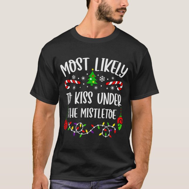 Camiseta Most Likely To Kiss Under Mistletoe Funny Family C (Frente)