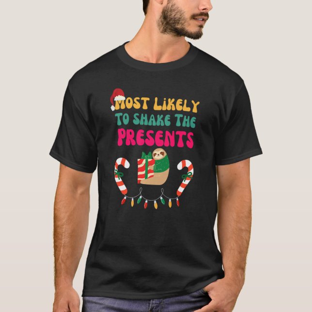 Camiseta Most Likely To Shake The Presents Sloth Christmas  (Frente)