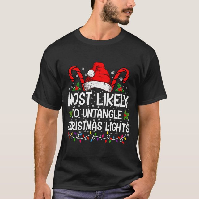 Camiseta Most Likely To Untangle Christmas Lights Matching  (Frente)