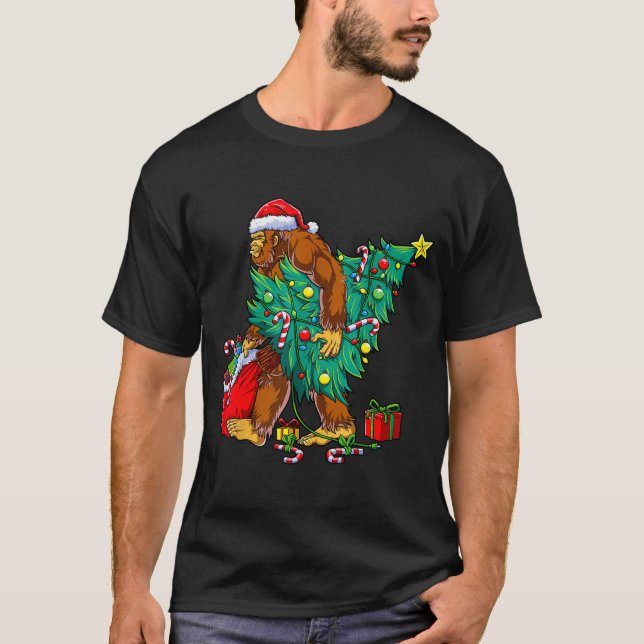 Camiseta Most Wonderful Christmas Co Bigfoot Christmas Tree (Frente)