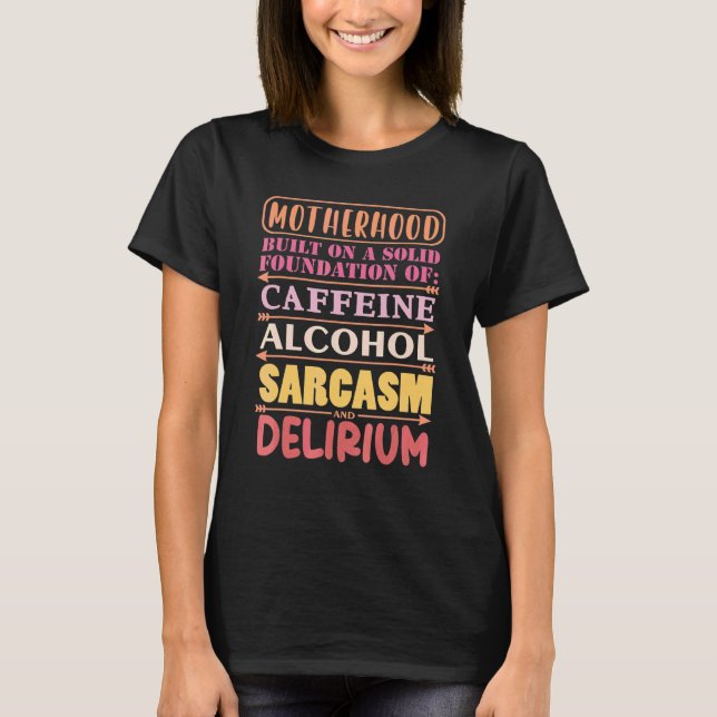 Camiseta Motherhood Builds On Caffeine Alcool Sarcasm Delir (Frente)