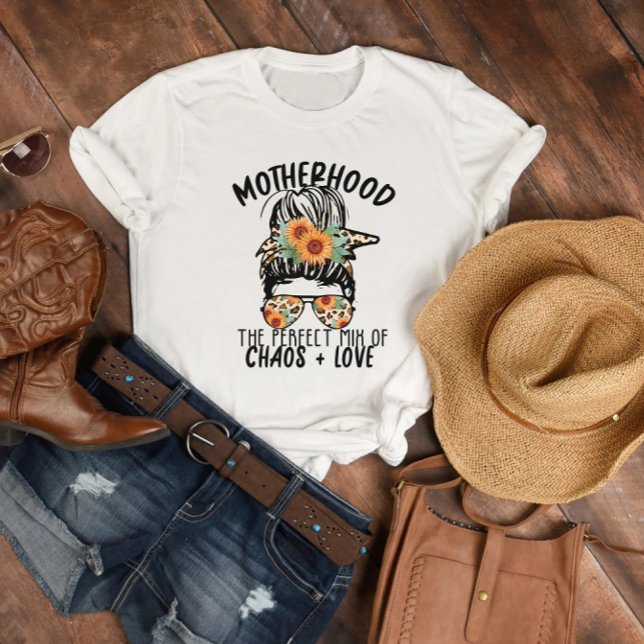 Camiseta Motherhood Chaos and Love (Criador carregado)