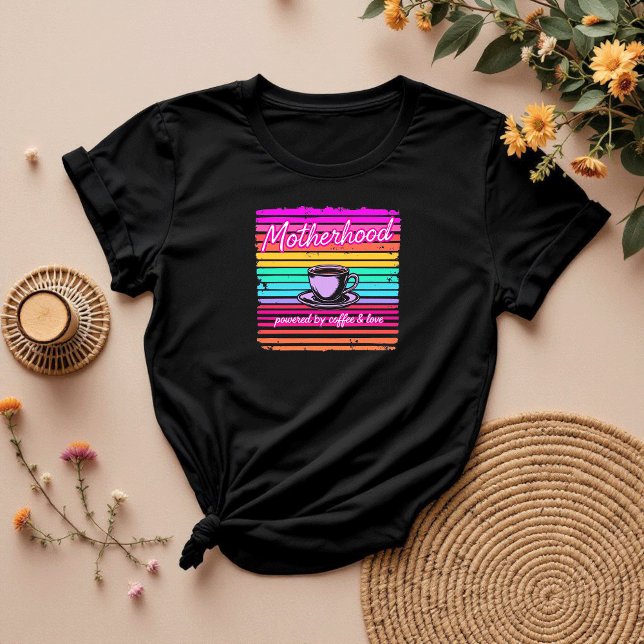 Camiseta Motherhood Powered by Coffee and Love | Humor Mãe (Criador carregado)