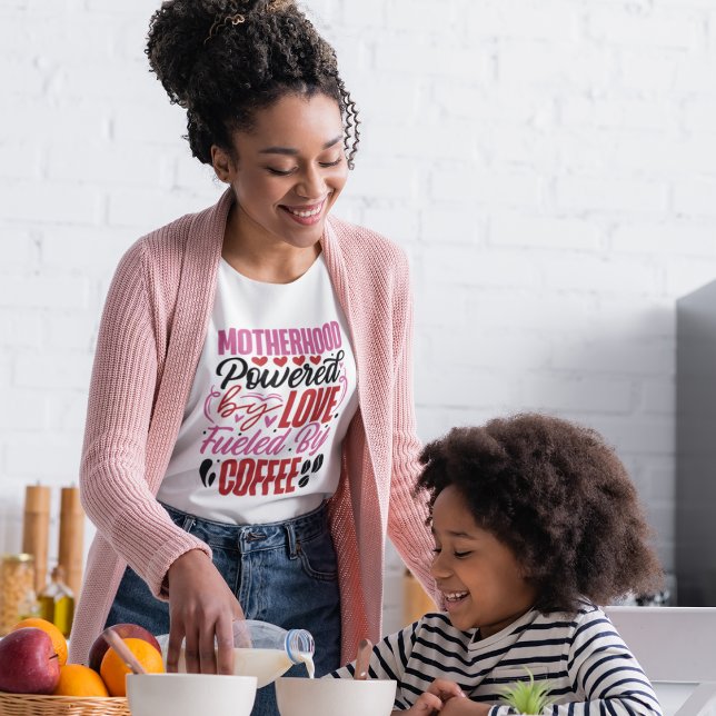Camiseta Motherhood Powered by Love and Coffee (Criador carregado)