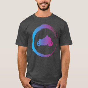 Camiseta motocicleta de motocicleta que anda pelas ruas sem