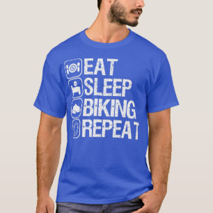 Camiseta motocicleta de motocicleta que anda pelas ruas sem