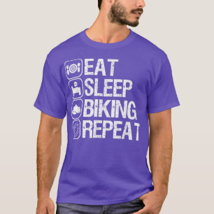 Camiseta motocicleta de motocicleta que anda pelas ruas sem