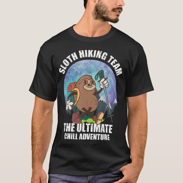 Camiseta Mountain Sloth Hiking Team The Ultimate Chill Adve (Frente)
