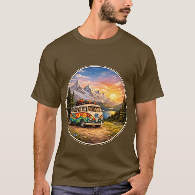 Camiseta Mountain Sunset Lake Scene | Retro Hippie Van Life (Frente)