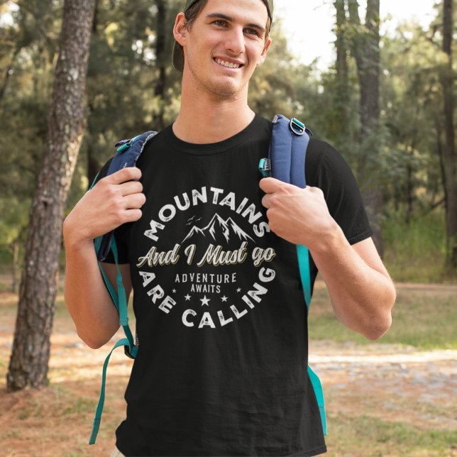 Camiseta Mountains are Calling and I Must Go Funny Camping (Criador carregado)